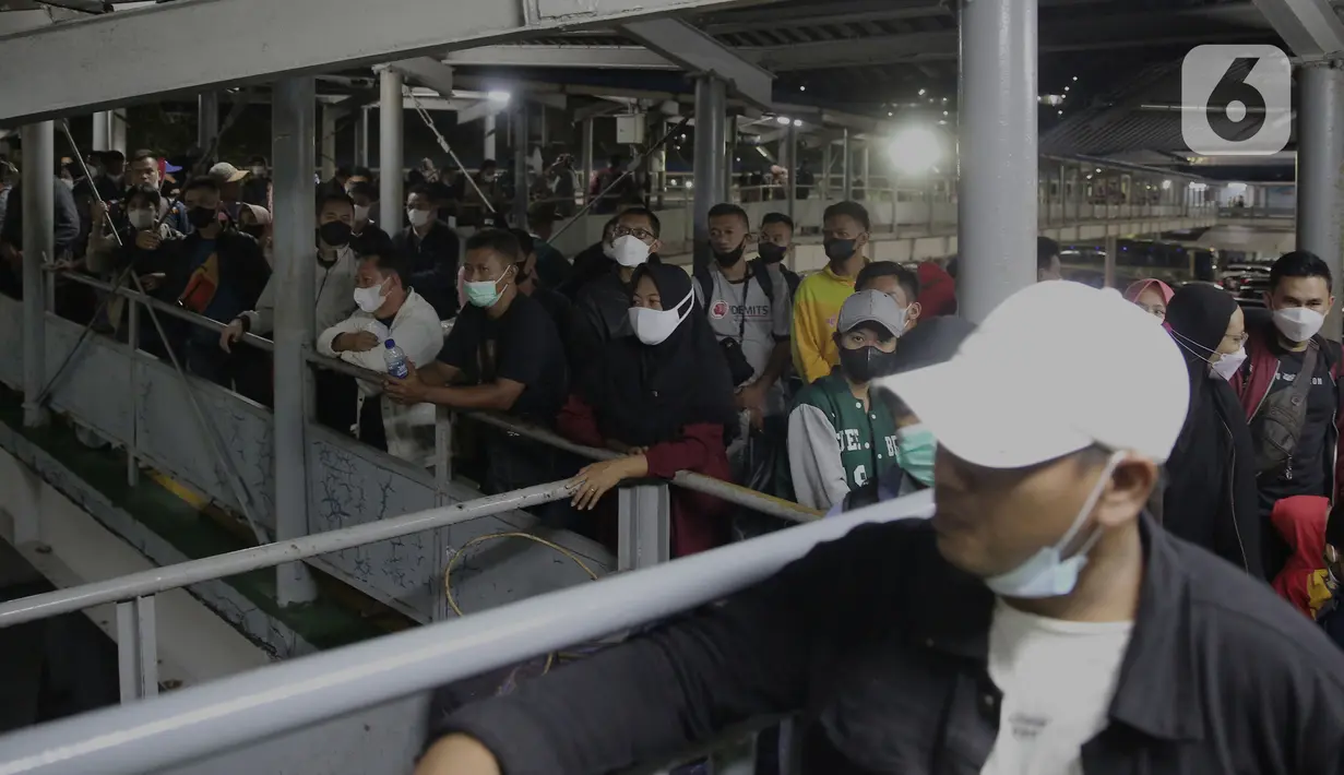 <p>Sejumlah pemudik pejalan kaki antre masuk ke kapal "Roll on-Roll off" (RoRo) untuk menyeberang di Pelabuhan Merak, Banten, Jumat (29/4/2022) dini hari. Berdasarkan data yang dirilis ASDP Cabang Merak, hingga pukul 20.00 WIB, Rabu, 28 April 2022, jumlah penumpang yang menyeberang dari Pelabuhan Merak ada 261.741 orang. (Liputan6.com/Angga Yuniar)</p>