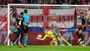 Penjaga gawang RB Salzburg Philipp Koehn gagal menghalau bola tendangan pemain AC Milan Alexis Saelemaekers pada pertandingan sepak bola Grup E Liga Champions di Stadion Salzburg, Salzburg, Austria, 6 September 2022. Pertandingan berakhir imbang 1-1. (AP Photo/Florian Schrotter)