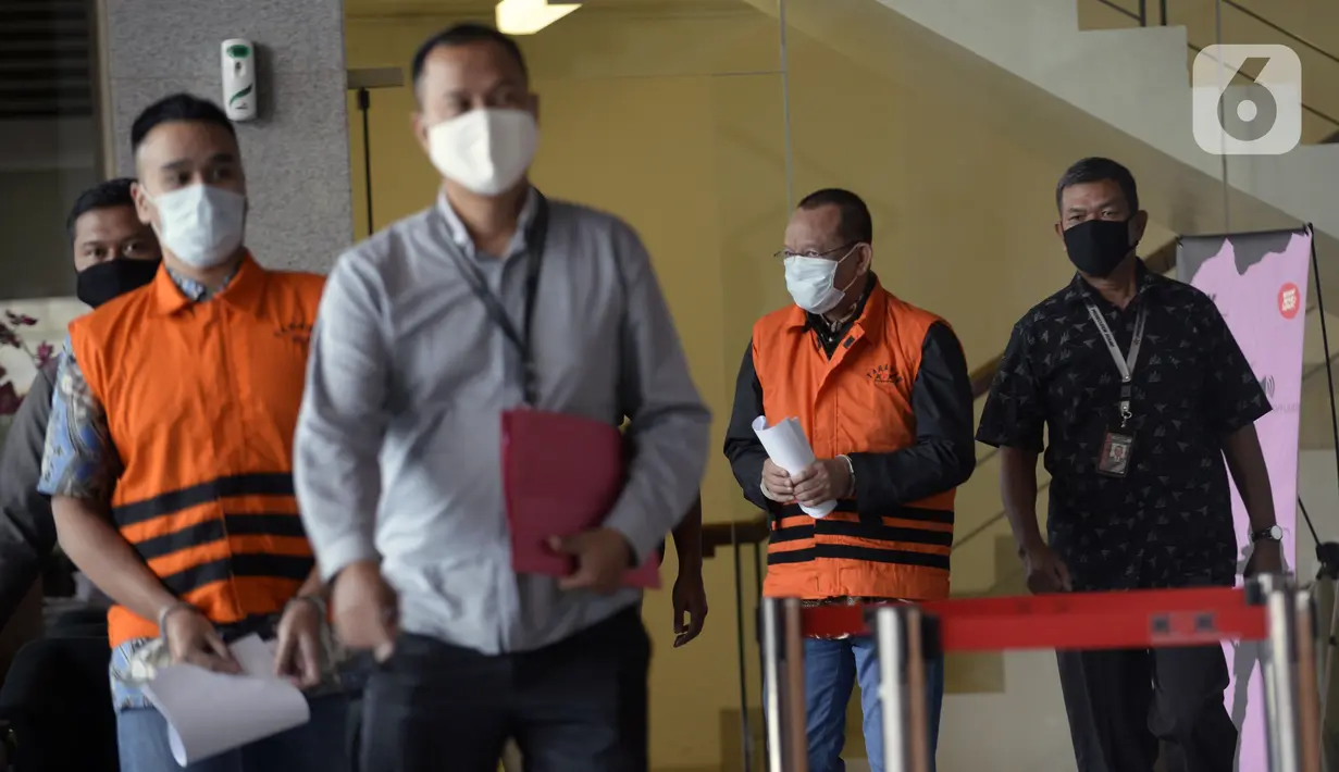 Mantan Sekretaris MA Nurhadi (kedua kanan) dan menantunya Rezky Hebriyono (kedua kiri) memakai rompi tahanan usai ditangkap KPK di Gedung KPK, Jakarta, Selasa (2/6/2020). Nurhadi beserta menantunya menjadi DPO sejak pertengahan Februari 2020. (merdeka.com/Dwi Narwoko)