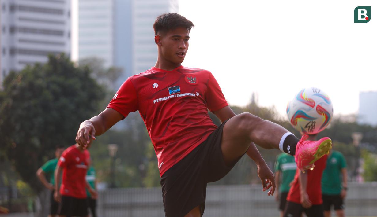 Pemain Timnas Indonesia U-23, Irfan Jauhari mengontrol bola saat melakukan latihan perdana menjelang Piala AFF U-23 yang berlangsung di Lapangan A, Senayan, Jakarta, Kamis (10/08/2023). (Bola.com/Bagaskara Lazuardi)