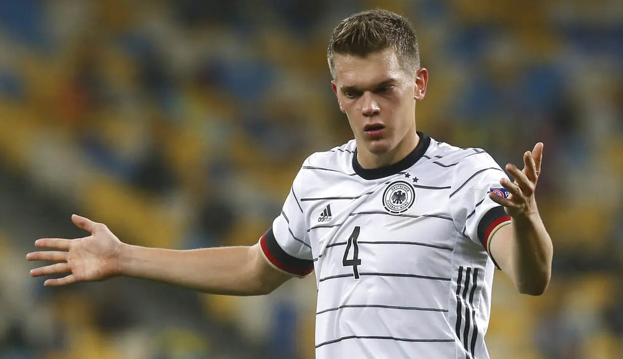 Pemain Jerman, Matthias Ginter, saat melawan Ukraina pada laga UEFA Nations League di Stadion Olimpiyskiy, Minggu (11/10/2020). Jerman menang dengan skor 2-1. (AP Photo/Efrem Lukatsky)
