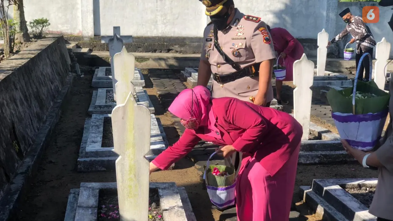 Rangkaian HUT Polres Wonogiri Ziarah ke Makam Pahlawan