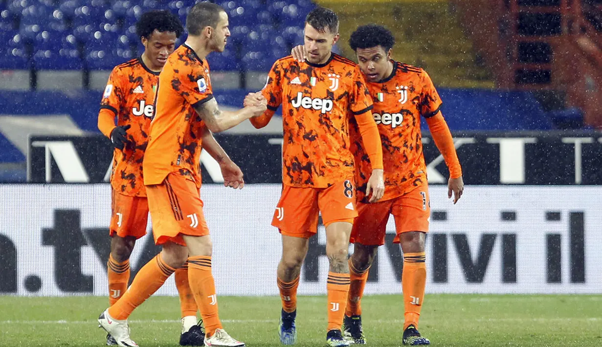 Pemain Juventus Aaron Ramsey (tengah) merayakan gol ke gawang Sampdoria pada pertandingan Serie A Liga Italia di Stadion Luigi Ferraris, Genoa, Italia, Sabtu (30/1/2021). Juventus sukses mengalahkan tuan rumah Sampdoria 2-0. (Tano Pecoraro/LaPresse via AP)