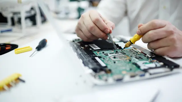 Cerita Penyandang Disabilitas Daksa di Makassar Rintis Usaha Servis Elektronik Sendiri hingga Bisa Bantu Siswa Magang/ Foto: pressfoto from freepik.