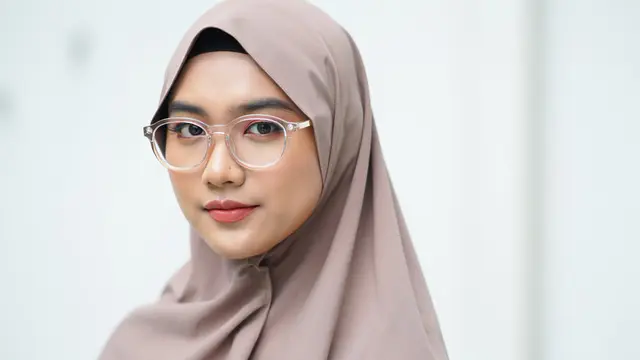 Model Kacamata untuk Wajah Oval Berhijab