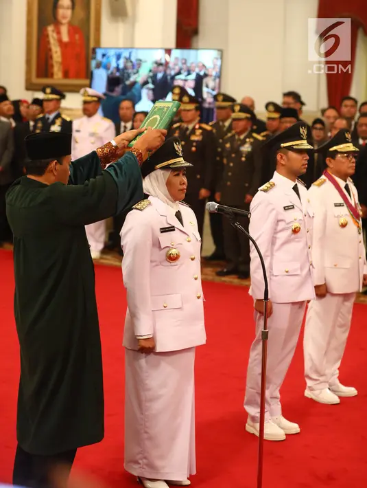 Gubernur dan Wakil Gubernur Jawa Timur Khofifah Indar Parawansa dan Emil Elestianto Dardak bersama Gubernur Jambi definitif, Fachrori Umar saat disumpah jabatan di Istana Negara, Jakarta, Rabu (13/2). (Liputan6.com/Angga Yuniar)