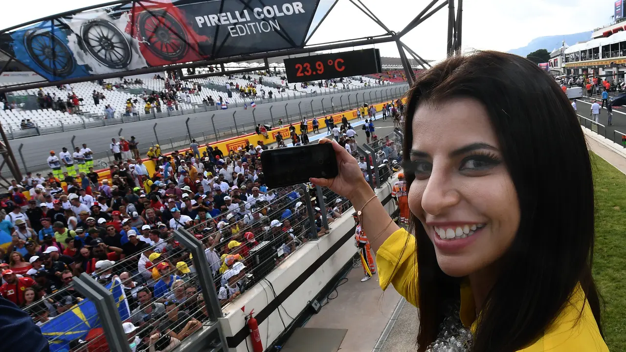 Aseel Al-Hamad menjadi wanita pertama Arab Saudi yang mengemudi mobil F1.