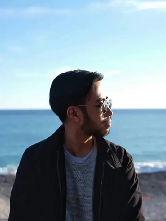 Pelantun lagu yang bertajuk 'Nuansa Bening' tampak sangat senang ketika ia berlibur di Paris. (viainstagram@vidialdiano/Bintang.com)