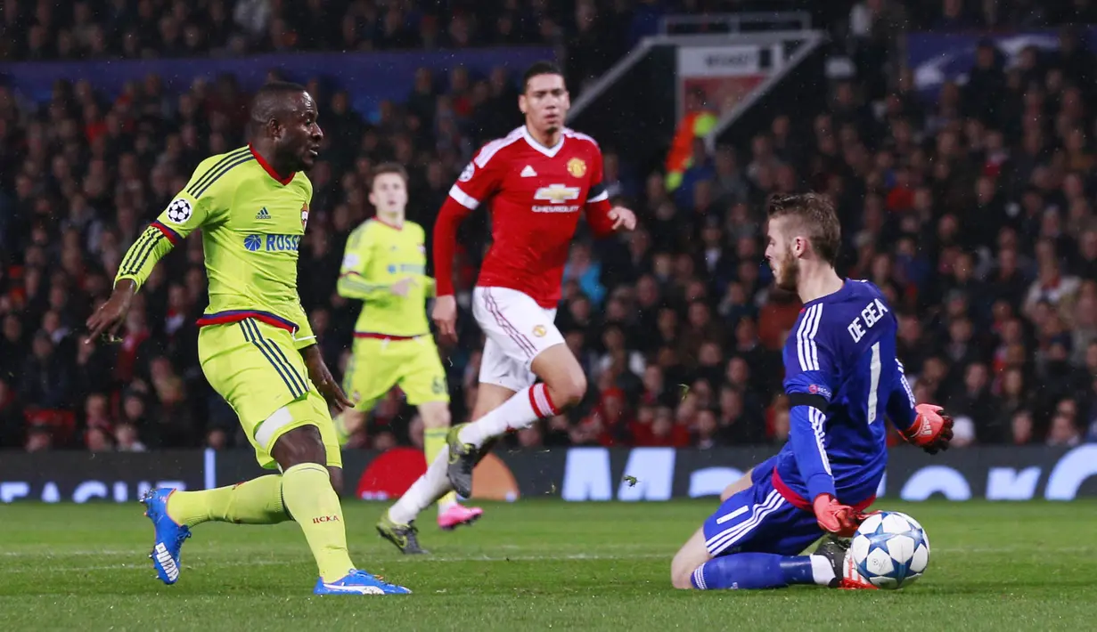Pemain Manchester United David De Gea menghalau bola dari pemain CSKA Moscow Seydou Doumbia pada lanjutan Liga Champion Grup B di Stadion Old Trafford, Manchester, Inggris , Rabu(4/11/2015) dini hari. (Action Images via Reuters / Jason Cairnduff)