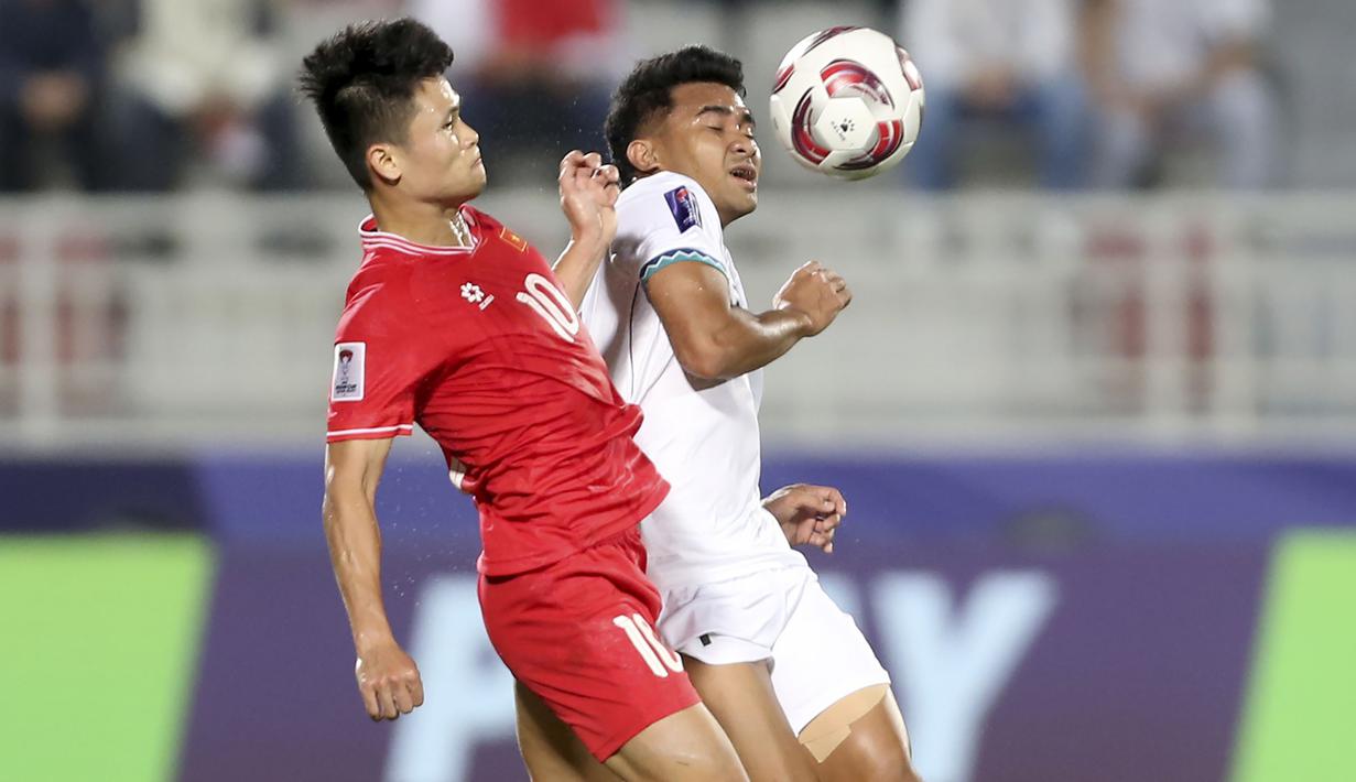 Gelandang Timnas Vietnam, Pham Tuan Hai (kiri) berebut bola dengan bek Timnas Indonesia, Asnawi Mangkualam pada laga kedua Grup D Piala Asia 2023 di Abdullah Bin Khalifa Stadium, Doha, Qatar, Jumat (19/1/2024). (AP Photo/Hussein Sayed)