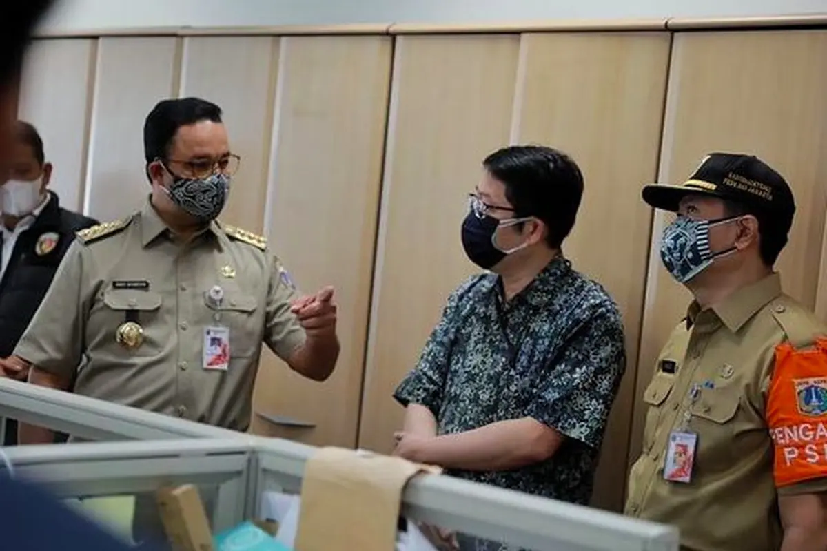 Gubernur DKI Jakarta Anies Baswedan saat memantau aktivitas sejumlah perusahaan  selama PPKM Darurat. (Instagram @aniesbaswedan)