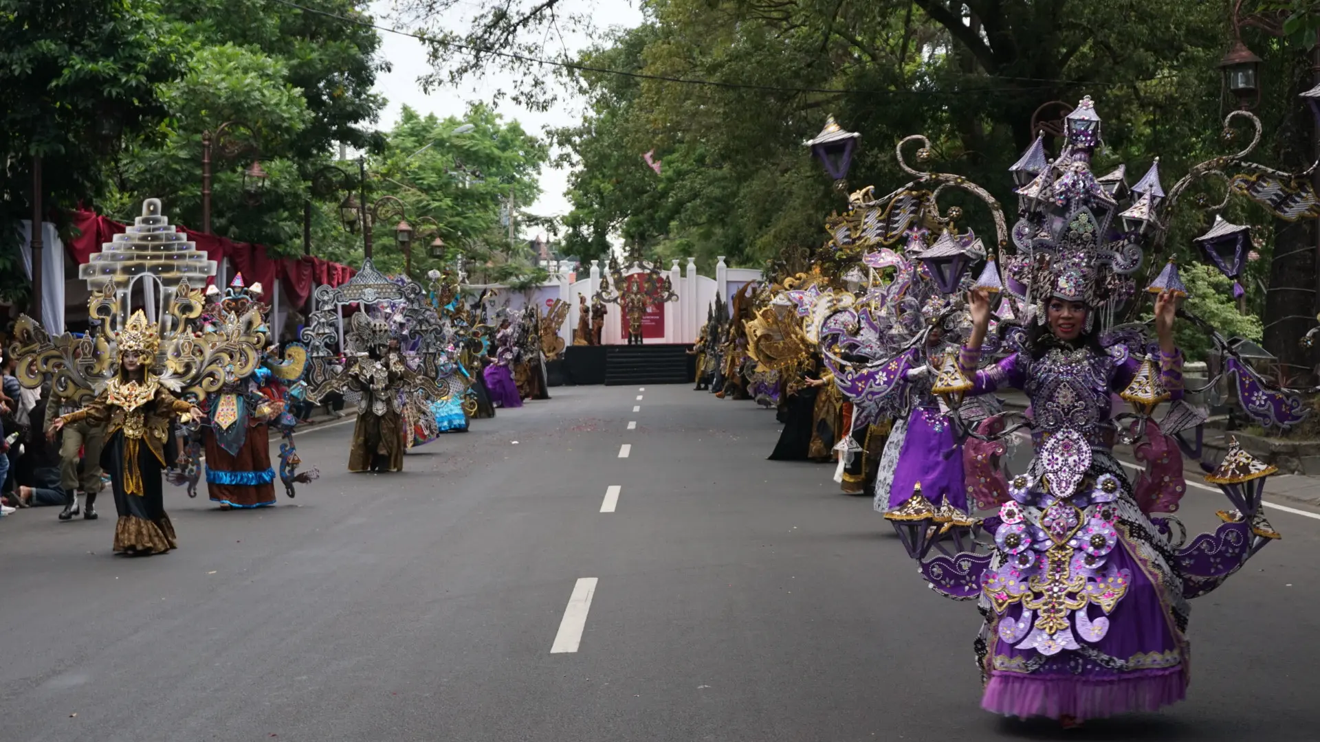 Sepanjang kehadirannya, Solo Batik Carnival juga tak lepas dengan kritikan pedas para penikmat, yakni monoton dan mandeg. (Liputan6.com/Fajar Abrori)