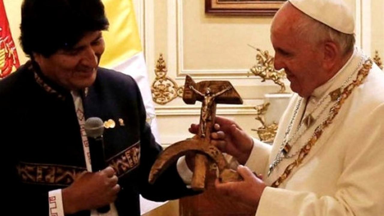 Presiden Evo Morales hadiahi Paus Fransiskus salib palu arit