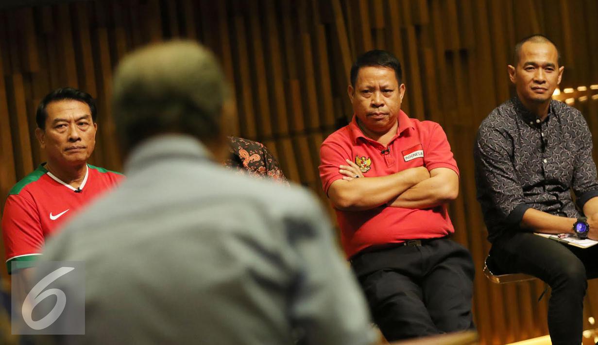 Kandidat caketum PSSI 2016-2010 menyimak pertanyaan panelis pada debat terbuka di Hall SCTV Tower, Jakarta, Selasa (4/10). Rencananya, pemilihan Ketua Umum PSSI akan dilaksanakan pada 17 Oktober mendatang. (Liputan6.com/Helmi Fithriansyah)