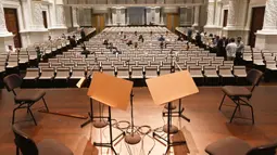 Orang-orang menghadiri konser langsung pertama oleh Singapore Symphony Orchestra sejak diterapkannya upaya pencegahan terhadap COVID-19 mulai 7 April 2020 lalu, di Victoria Concert Hall di Singapura pada 8 Oktober 2020. Konser langsung tersebut dihadiri oleh 50 orang. (Xinhua/Then Chih Wey)