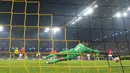Pemain Borussia Dortmund, Jadon Sancho, mencetak gol ke gawang PSV Eindhoven pada laga leg kedua babak 16 besar Liga Champions di Stadion Signal Iduna Park, Rabu (13/3/2024). (AP Photo/Martin Meissner)