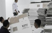 FOTO: Ribuan Logistik Kotak Suara KPU di Kota Administrasi Jakarta Pusat Siap Didistribusikan ke TPS