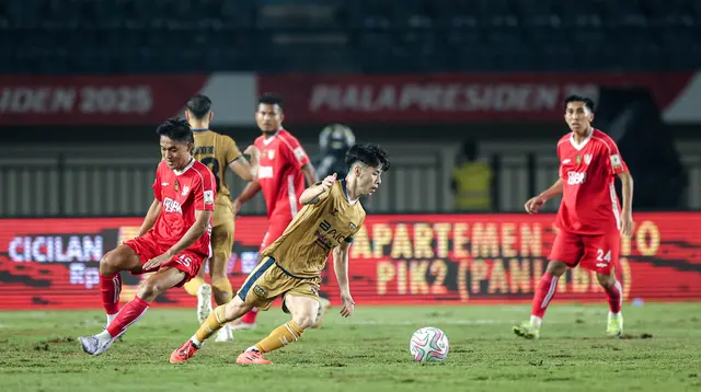 Pemain Dewa United, Taisei Marukawa, mengontrol bola saat menghadapi Liga Indonesia All Star dalam laga perebutan tempat ketiga Piala Presiden 2025 di Stadion Si Jalak Harupat, Soreang, Kabupaten Bandung, Sabtu (12/7/2025) malam WIB. (Bola.com/Bagaskara Lazuardi)