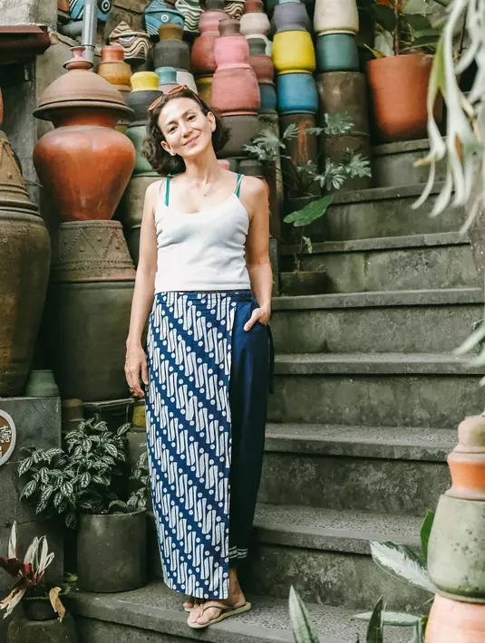 Kain batik berpotongan celana dengan motif dua warna ini jadi andalan Wanda Hamidah karena versatile dipakai dalam berbagai kesempatan, dari liburan sampai pekerjaan (Foto: Instagram @wanda_hamidah)