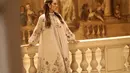 Buat kamu yang ogah ribet, bisa kenakan dress A-Line panjang yang dikenakan Raisa. Desain kerah tinggi dan lengan bergelembung bikin tampilannya lebih anggun [@raisa6690]