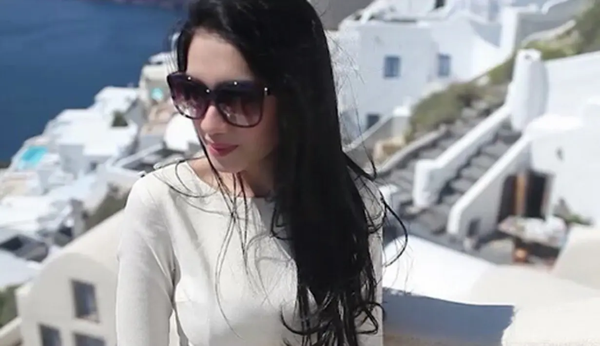 Angel Karamoy tak sekadar penyuka kacamata hitam. Lebih spesifik, wanita cantik ini menyukai kacamata hitam model ‘over sized sunglasses’. (via instagram/@realangelkaramoy)