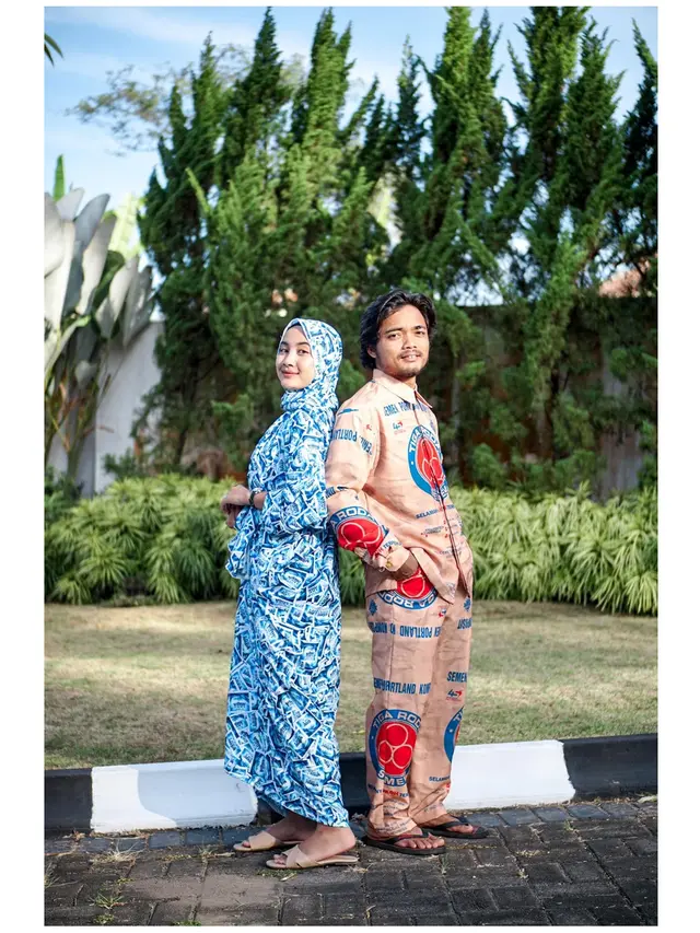 6 Outfit Lebaran Couple Ala Khoirul Anam Ini Nyeleneh, Bahan Karung hingga Handuk