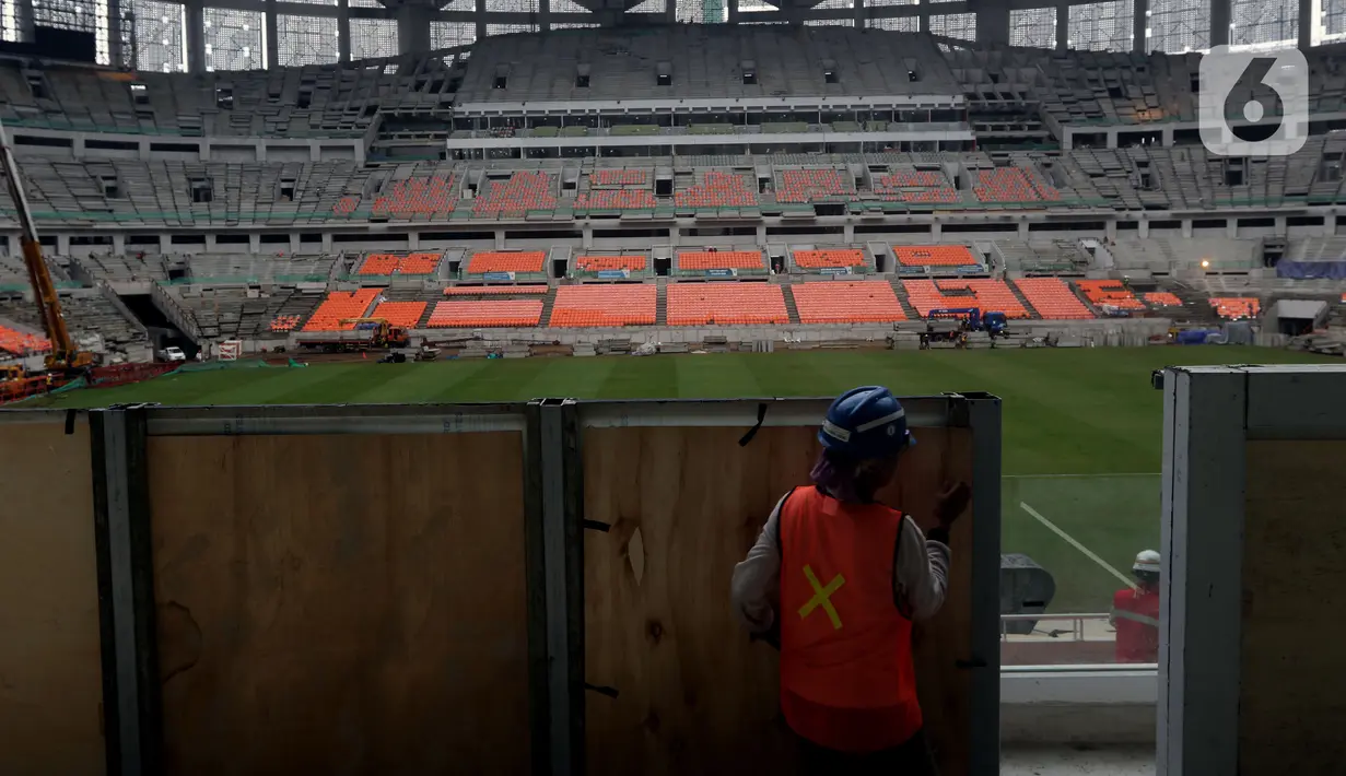 Aktivitas pengerjaan pembangunan Jakarta International Stadium (JIS), Selasa (21/12/2021). Hingga minggu ke-120, progres pembangunan Jakarta International Stadium telah mencapai 90,88 persen dan ditarget bakal resmi digunakan pada triwulan pertama 2022. (Liputan6.com/Helmi Fithriansyah)