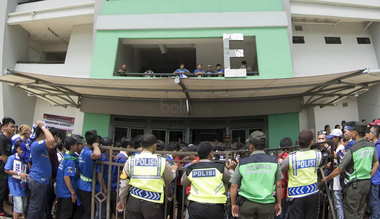 Sejumlah Bobotoh bersiap untuk menonton pembukaan Piala Presiden 2018 di Stadion GBLA, Bandung, Selasa (16/1/2018). Acara ini rencananya akan dibuka oleh Presiden Joko Widodo. (Bola.com/M Iqbal Ichsan)