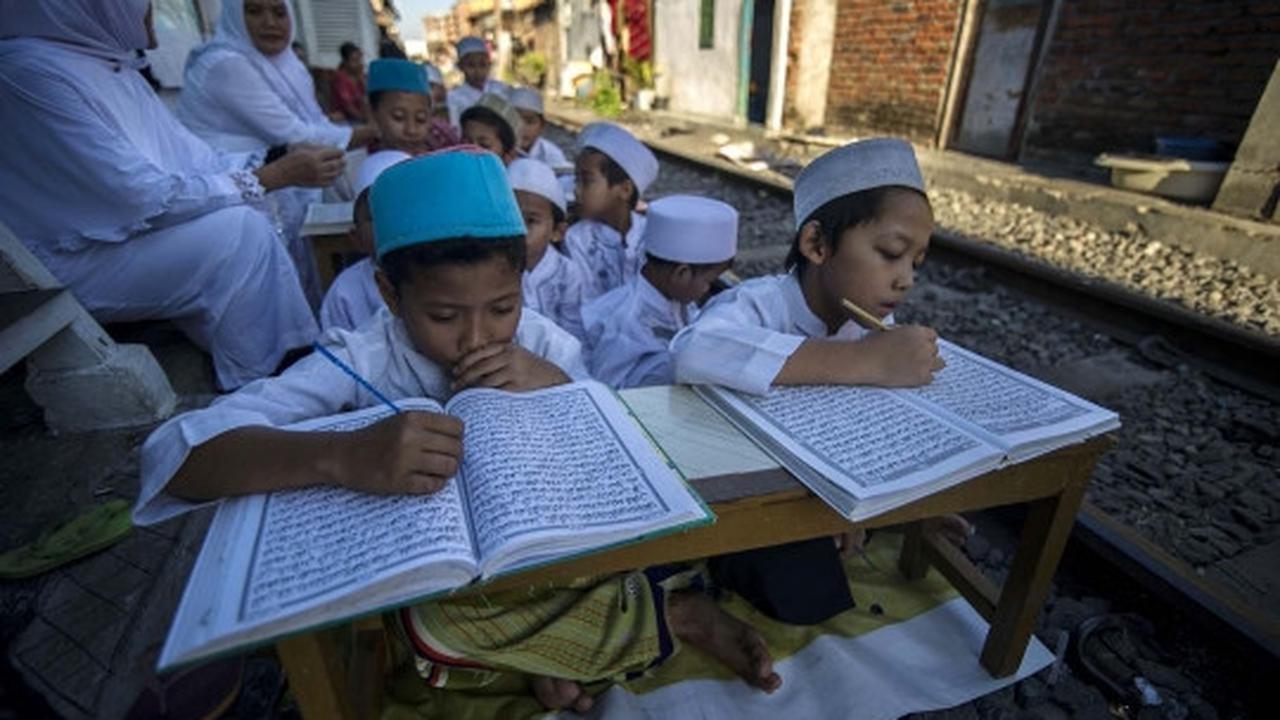 Keberanian anak-anak Surabaya belajar mengaji di pinggir rel