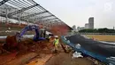 Suasana aktivitas proyek renovasi Stadion Madya Senayan, Jakarta, Kamis (12/10). Pengerjaan renovasi Stadion Madya yang akan digunakan untuk perhelatan olahraga Asian Games Jakarta-Palembang 2018 terus dilakukan. (Liputan6.com/Joohan Tallo)