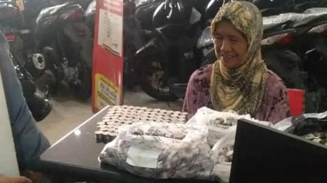 Rajin Menabung, Seorang Nenek dari Malang Beli Honda Vario Pakai Uang Koin