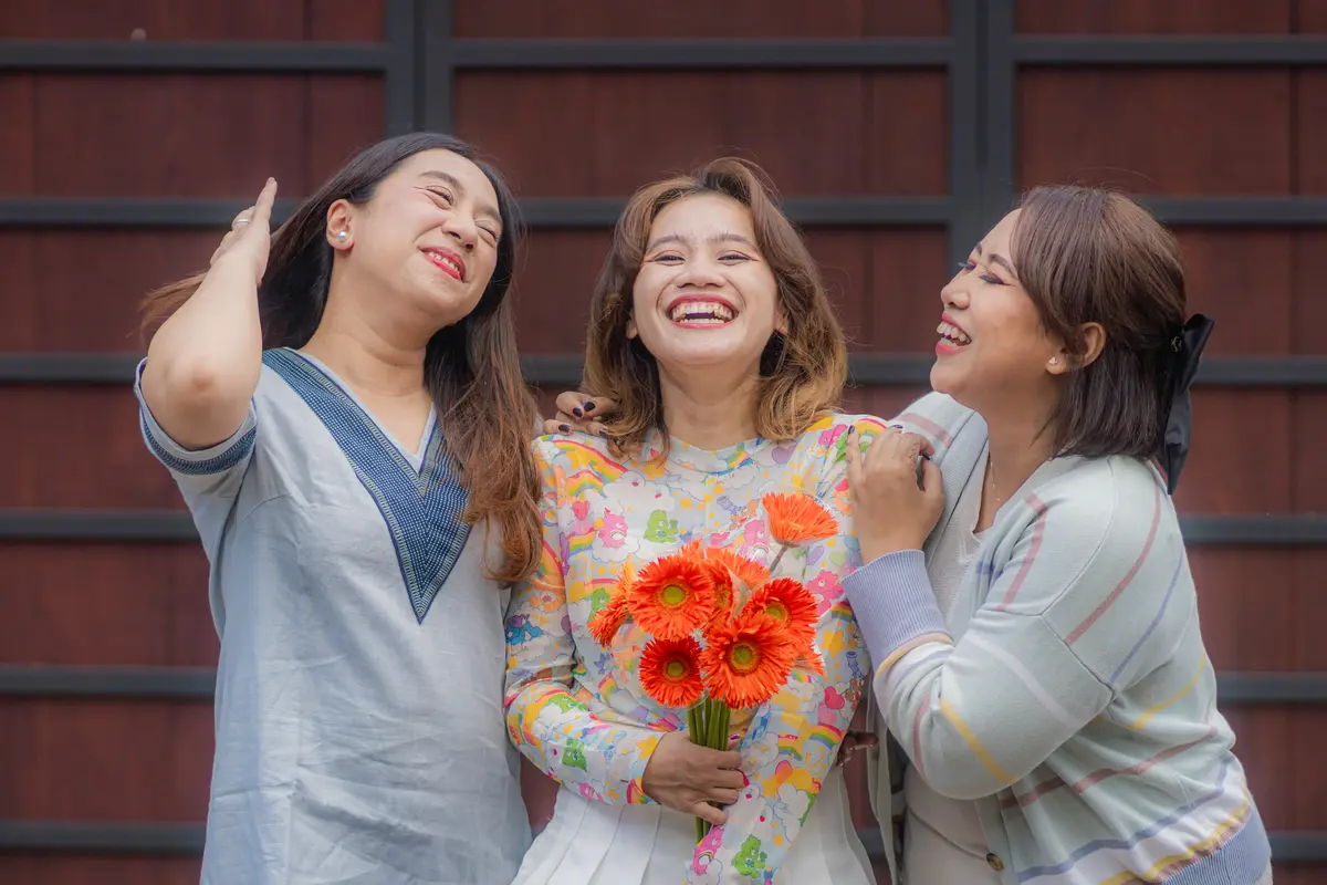 wanita januari bahagia bersama