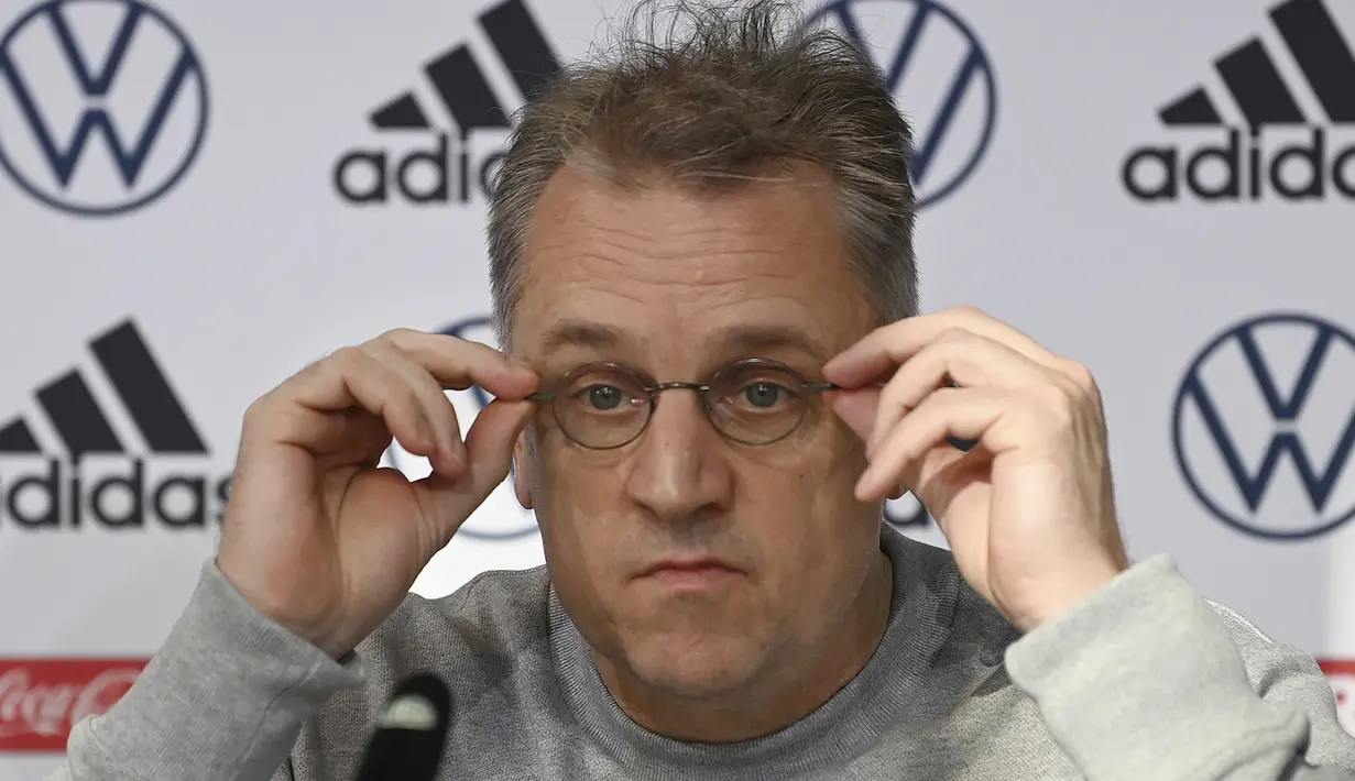 Dokter DFB Tim Meyer saat konferensi pers di Wolfsburg, Jerman, Selasa (9/11/2021). Menurut surat kabar Jerman 'Bild', pemain yang positif adalah bek Niklas Sule dari Bayern Munchen. (Swen Pfoertner/dpa via AP)