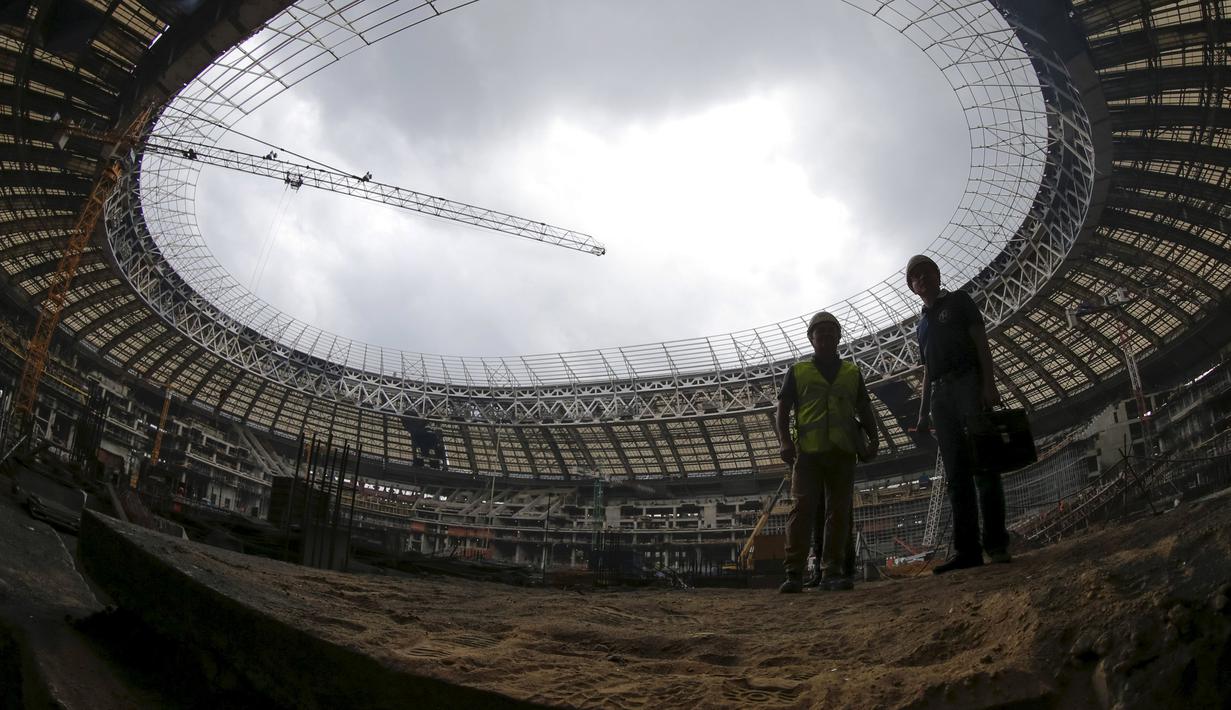 Pekerja berdiri di dalam stadion Luzhniki, Moskow, Rusia, Kamis, (9/7/2015). Untuk menyambut perhelatan Piala Dunia 2018, Stadion Luzhniki direnovasi besar-besaran.  (REUTERS/Maxim Shemetov)