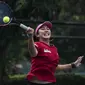 Petenis Indonesia, Aldila Sutjiadi, berusaha memukul bola saat bermain dengan Menpora Imam Nahrawi di Hotel Sultan, Jakarta, Kamis (24/5/2018). Menpora datang memantau persiapan pelatnas tenis jelang Asian Games 2018. (Bola.com/Vitalis Yogi Trisna)