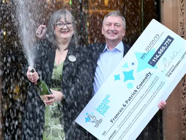Frances dan Patrick Connolly seusai diumumkan sebagai pemenang lotere EuroMillions hari tahun baru di Belfast, Irlandia Utara, Jumat (4/1). Pasangan suami istri tersebut memperoleh 115 juta poundsterling atau sekitar Rp2,1 triliun. (Paul FAITH/AFP)