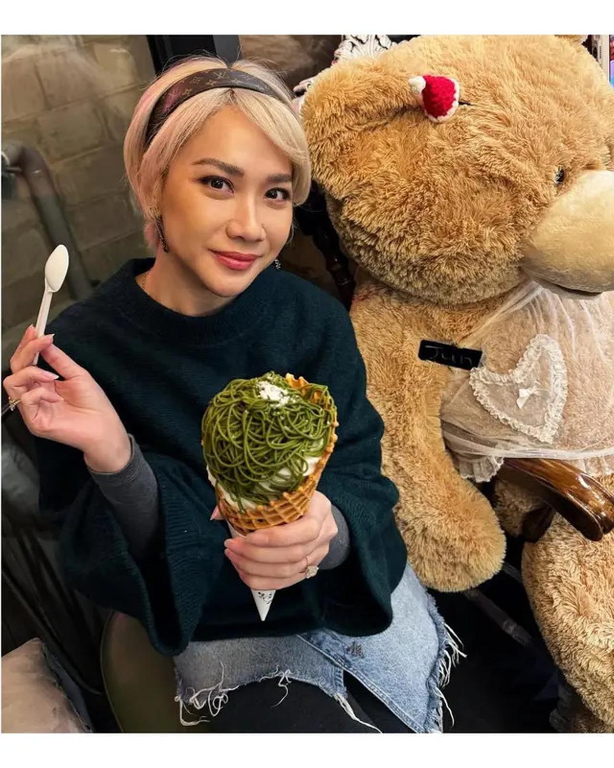 6 Potret OOTD BCL Selama di Korea Selatan, Paduan Pas dengan Rambut Pixie Cut