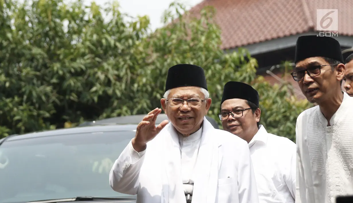 Calon wakil presiden Ma'ruf Amin tiba di kediaman Presiden ke-4 RI Abdurrahman Wahid atau Gus Dur di kawasan Ciganjur, Rabu (26/9). Kedatangan Ma'ruf dalam rangka silaturahmi dan meminta restu berkaitan dengan Pilpres 2019. (Liputan6.com/Herman Zakharia)