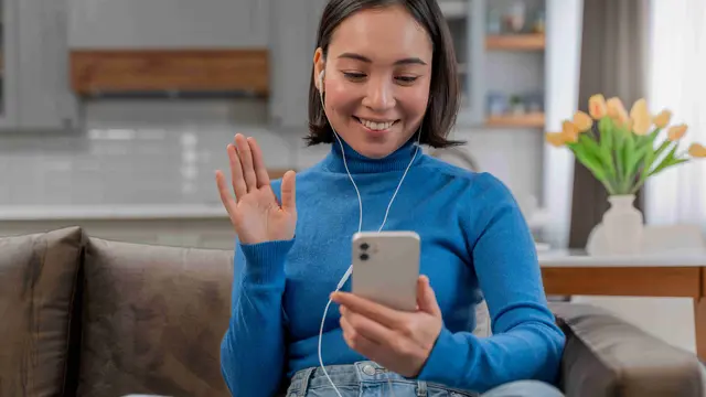 Berbicara dengan sahabat melalui ponsel