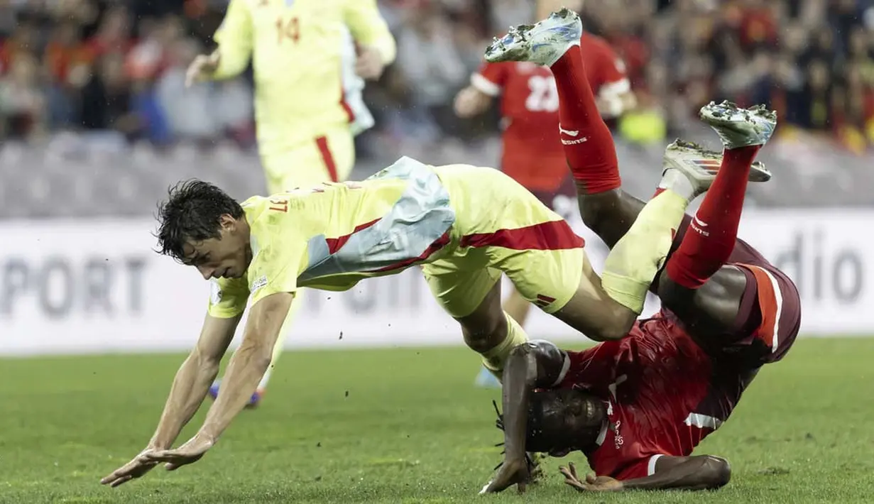Pada menit ke-21 Spanyol harus bermain dengan 10 pemain setelah Robin Le Normand mendapatkan kartu merah usai menjatuhkan Breel Embolo. Dari pelanggaran di depan kotak penalti itu melahirkan tendangan bebas untuk Swiss. (Salvatore Di Nolfi/Keystone via AP)