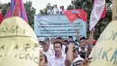 Massa dari Serikat Pegawai PD Pasar Jaya membentangkan spanduk saat berunjuk rasa di Balai Kota DKI Jakarta, Rabu (31/1). Dalam aksinya, mereka menolak tenaga profesional PKWT & PKWTT yang Kolusi, korupsi, Nepotisme (KKN).  (Liputan6.com/Faizal Fanani)