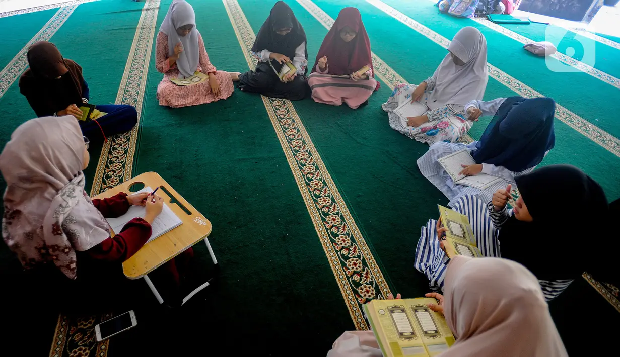 Metode pengajaran menggunakan kombinasi visual, praktik langsung dan bahasa isyarat untuk memudahkan pemahaman. (merdeka.com/Arie Basuki)