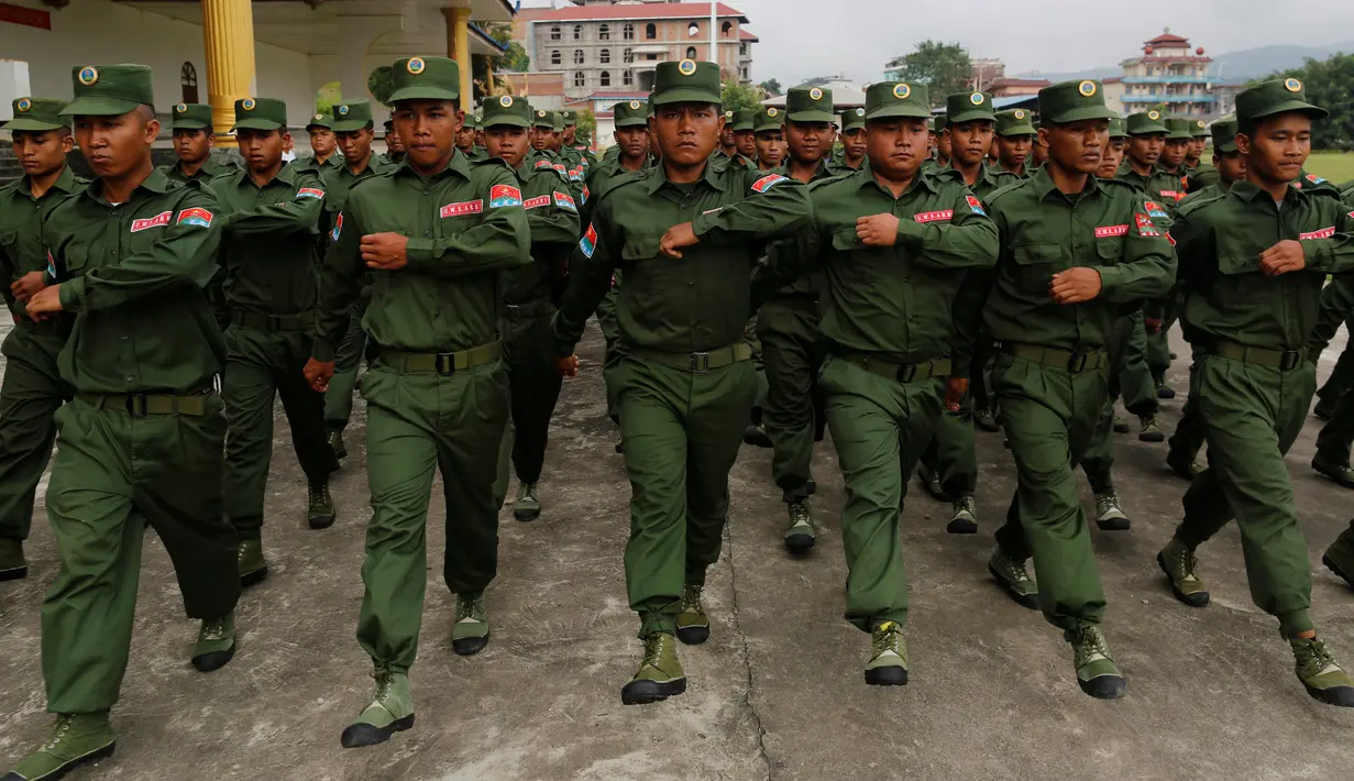 Tentara Negara Persatuan WA (UWSA) melakukan long march dalam sebuah acara di Pansang, wilayah pemberontak Wa di Myanmar, pada 4 Oktober 2016. Kelompok WA ini ditempatkan di wilayah perbatasan dengan China. (Reuters/Soe Zeya Tun)