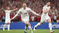 Pemain Denmark Mikkel Damsgaard merayakan golnya ke gawang Rusia pada laga Grup B Euro 2020 di Stadion Parken di Kopenhagen, Denmark, Selasa, 22 Juni 2021. (Jonathan Nackstrand/Pool via AP)