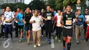 Calon Gubernur DKI Jakarta Agus Harimurti Yudhoyono mengikuti kompetisi lari di Car Free Day (CFD), Senayan, Minggu (2/10). Presiden ke-6 RI, Susilo Bambang Yudhoyono dan Ani Yudhoyono ikut hadir menyapa warga Jakarta saat CFD. (Liputan6.com/Johan Tallo)