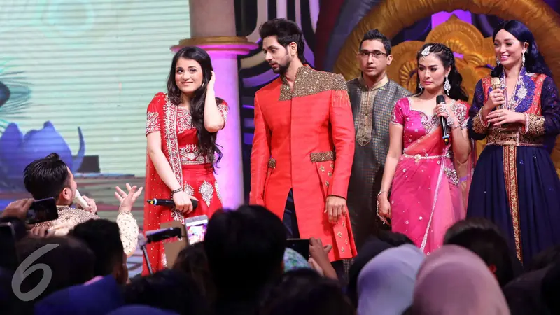 Shakti Arora dan Radhika Madan bersama Zaskia Gotik dan Iis Dahlia