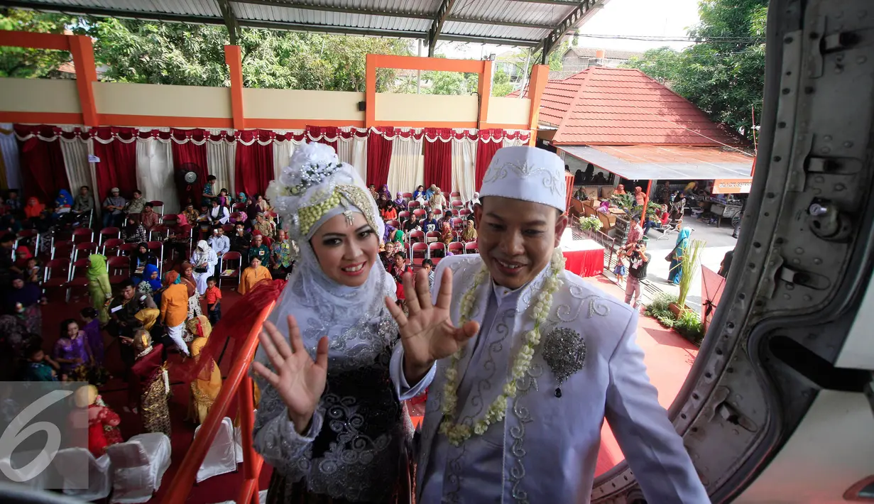 Sepasang mempelai melambaikan tangan usai menjalani prosesi nikah massal di kampus STTKD, Yogyakarta, Senin (4/4/2016). Sebanyak 21 pasangan pengantin mengikuti nikah bareng angkasa di atas pesawat boing. (Liputan6.com/Boy Harjanto)