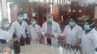 Pembuatan Hand Sanitizer dari Cap Tikus di Unsrat Manado (Liputan6.com/Yosep Ikanubun)