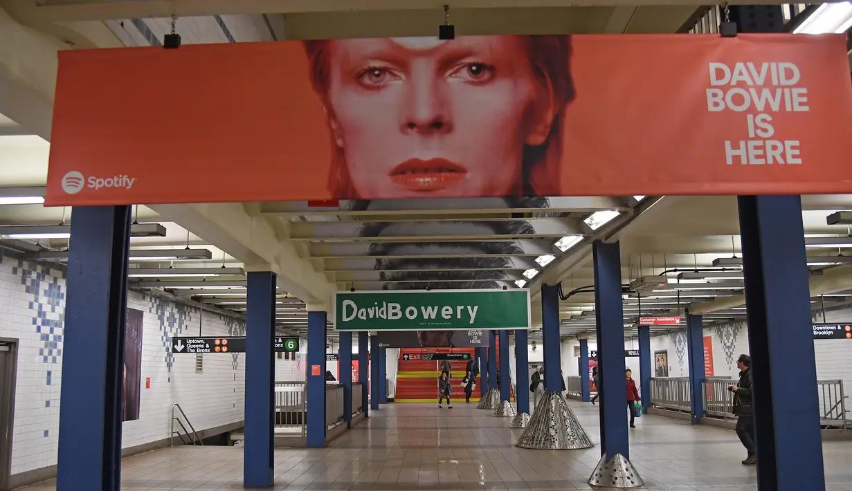 Instalasi seni yang memajang gambar David Bowie terlihat di stasiun kereta bawah tanah Broadway-Lafayette, New York City, 19 April 2018. Instalasi seni ini sebagai bagian promosi pameran "David Bowie" di Museum Brooklyn. (ANGELA WEISS/AFP)