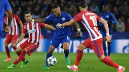 Bek Leicester, Danny Simpson, berusaha melewati pemain Atletico Madrid pada laga leg kedua Liga Champions di Stadion King Power, Inggris, Selasa (18/4/2017). Meski imbang 1-1, Atletico lolos ke semifinal dengan agregat 2-1. (AFP/Ben Stansall)